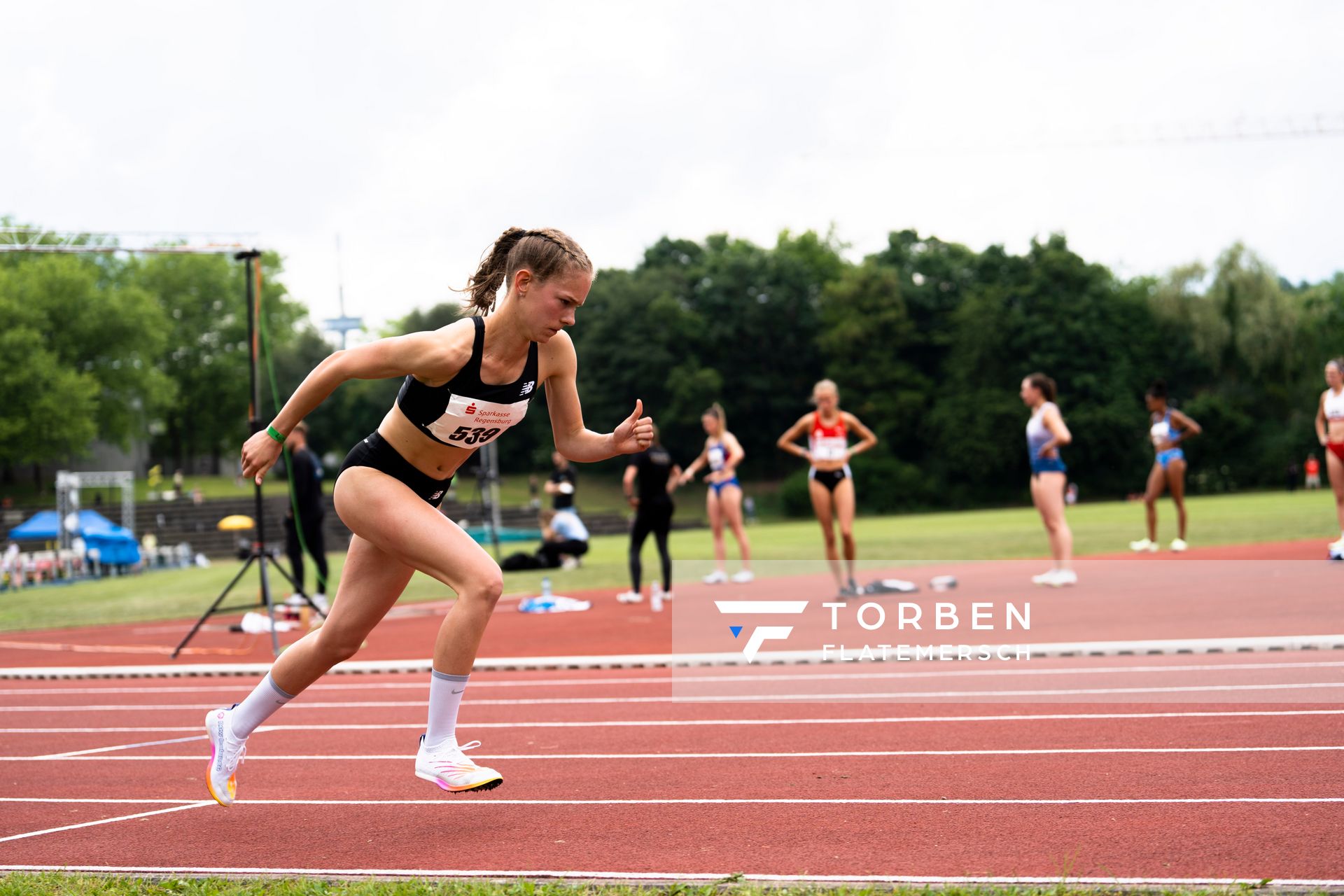 Jana Becker (LG Wettenberg) ueber 400m am 04.06.2022 waehrend der Sparkassen Gala in Regensburg